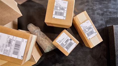 Does UPS Ship FedEx Packages? Exploring the Intricacies of Parcel Delivery Rivalries